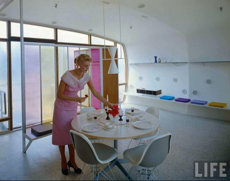 monsanto-house-of-the-future-interior-dining-area-invisible-themepark